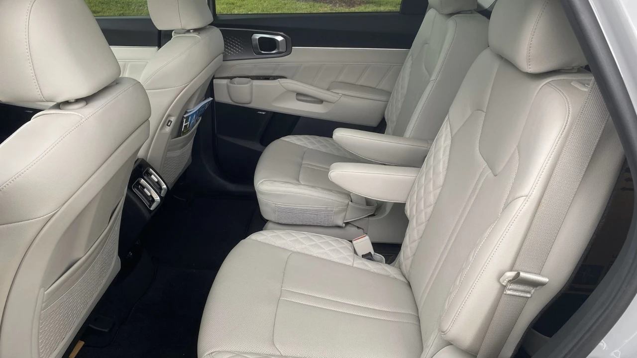 2022 Kia Sorento - Image 10 of 13
