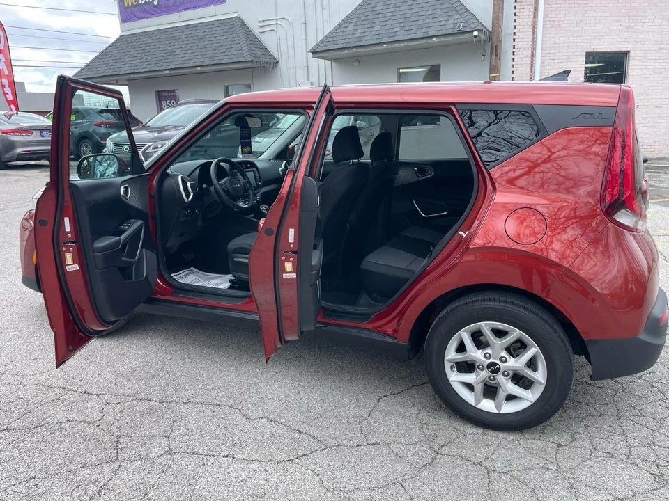 2022 Kia Soul - Image 11 of 21