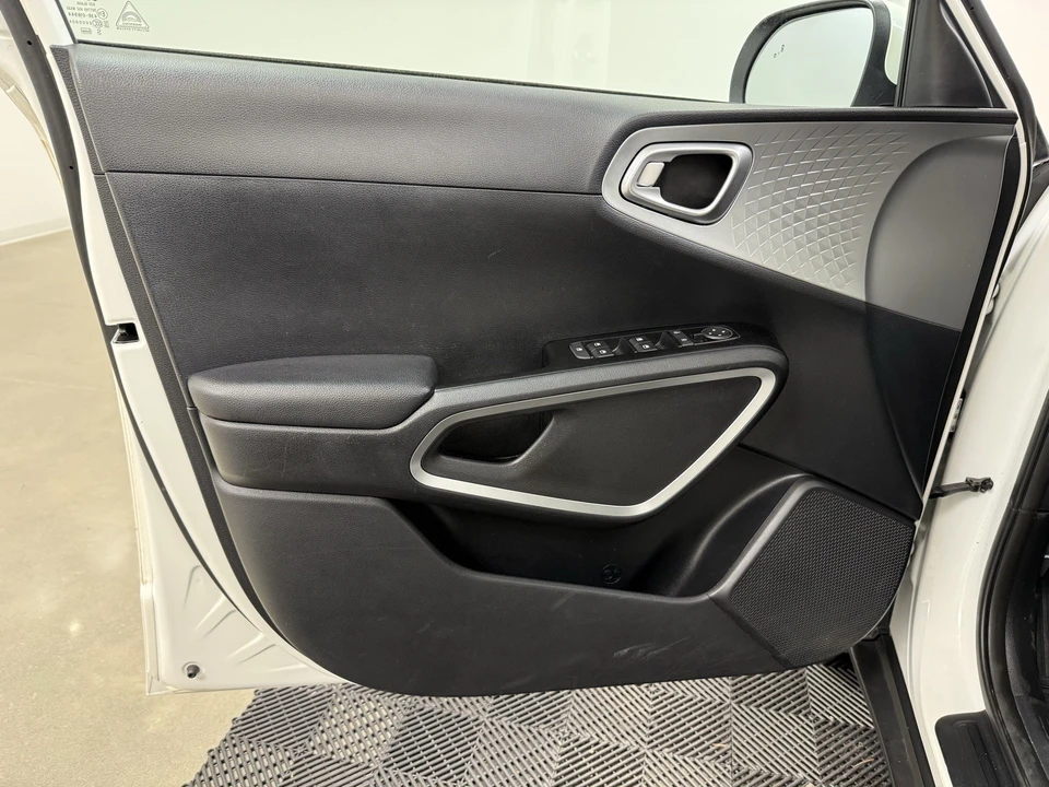 2022 Kia Soul - Image 10 of 12