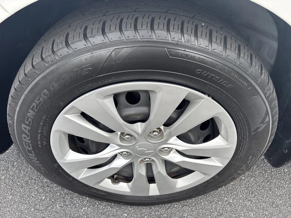 2022 Kia Soul - Image 10 of 31