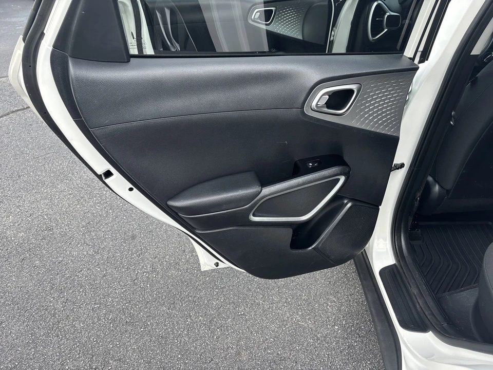 2022 Kia Soul - Image 14 of 31