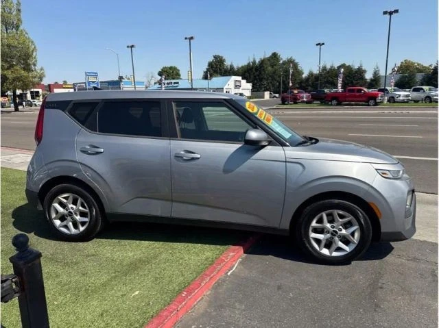 2022 Kia Soul - Image 6 of 10