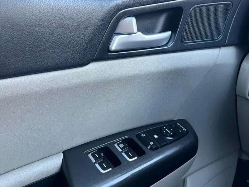 2022 Kia Sportage - Image 7 of 12
