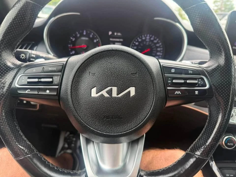 2022 Kia Stinger - Image 11 of 17