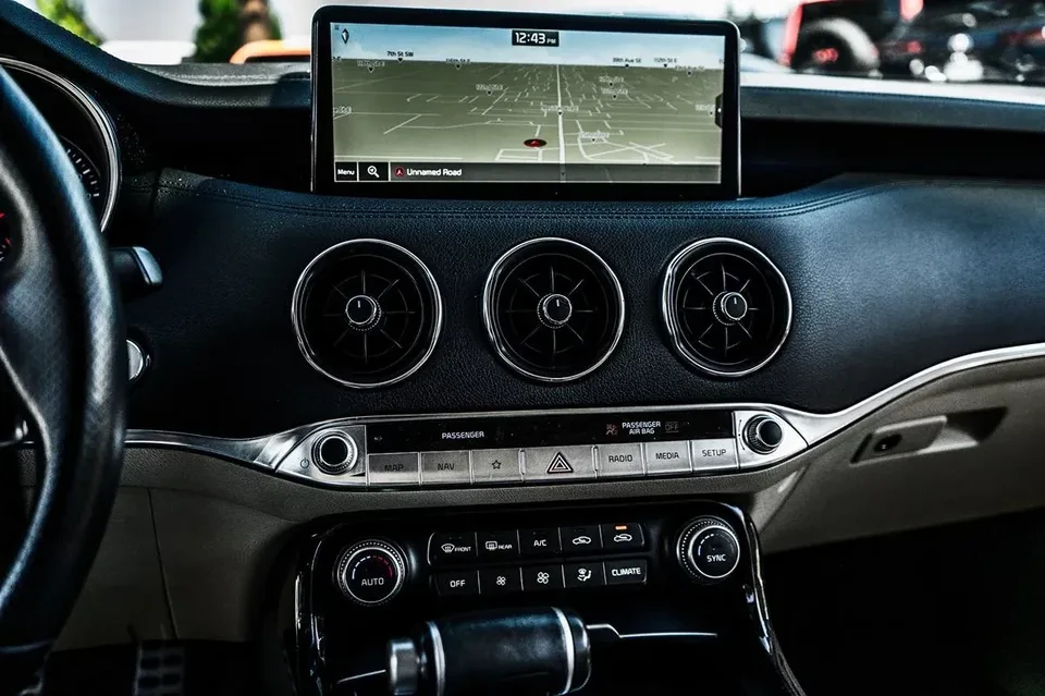 2022 Kia Stinger - Image 15 of 17
