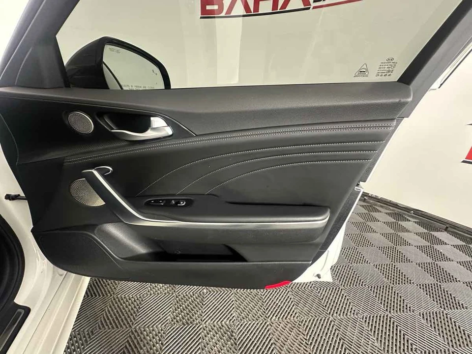 2022 Kia Stinger GT - Image 16 of 21