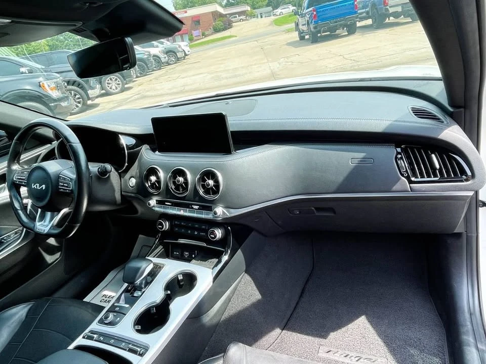 2022 Kia Stinger GT - Image 9 of 15