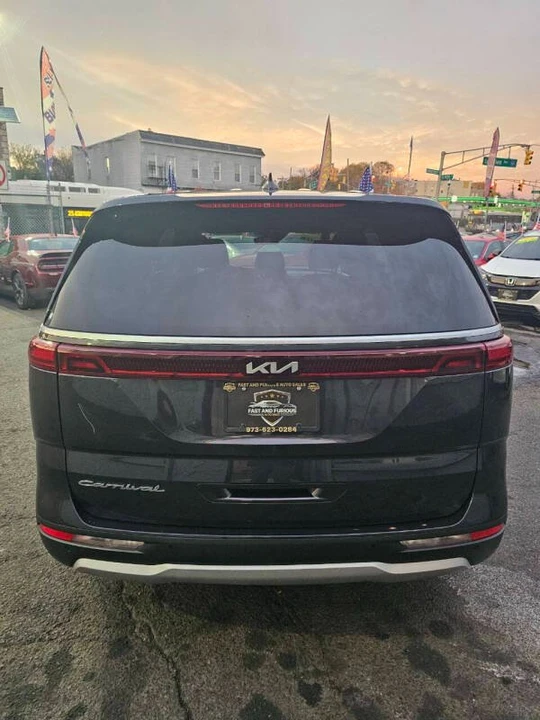2022 Kia Carnival - Image 13 of 18