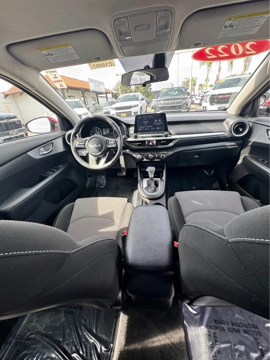 2022 Kia Forte - Image 6 of 10