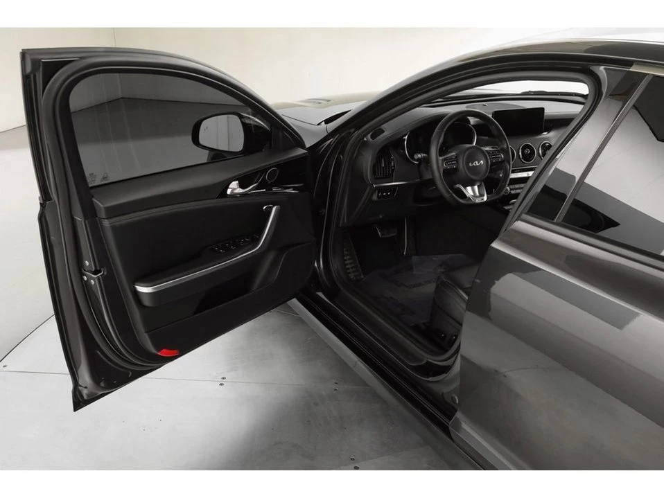 2022 Kia Stinger - Image 15 of 19