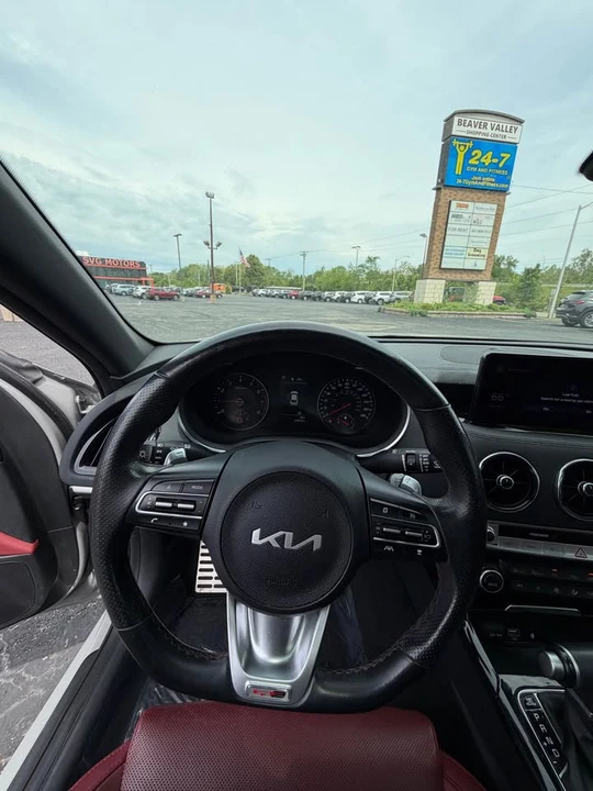 2022 Kia Stinger - Image 2 of 10