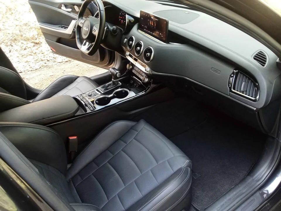2022 Kia Stinger - Image 11 of 17