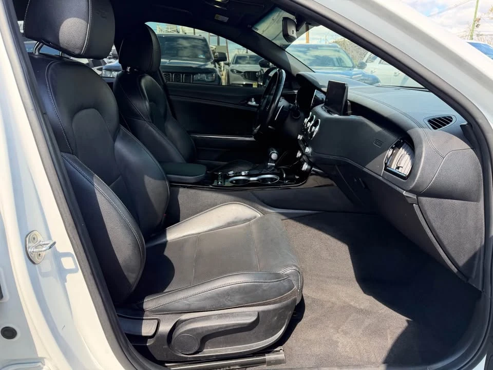 2022 Kia Stinger - Image 11 of 19