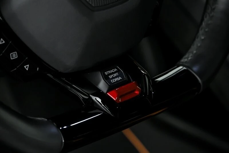 2022 Lamborghini - Image 25 of 31