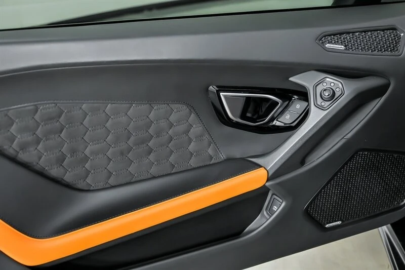 2022 Lamborghini - Image 19 of 31
