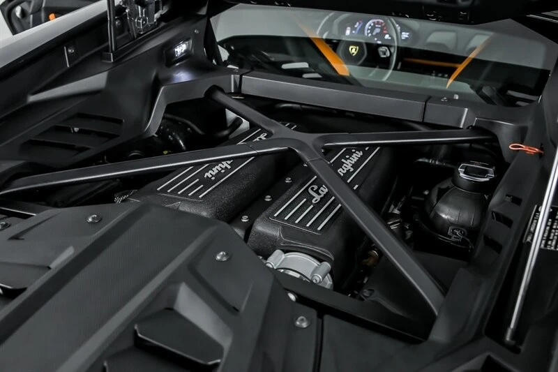 2022 Lamborghini - Image 17 of 31