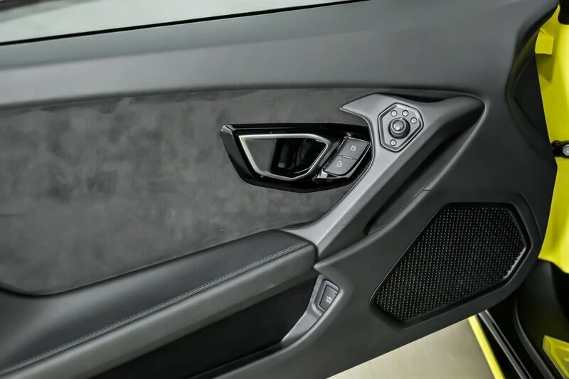 2022 Lamborghini - Image 18 of 31