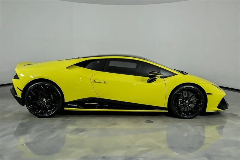 2022 Lamborghini - Image 14 of 31