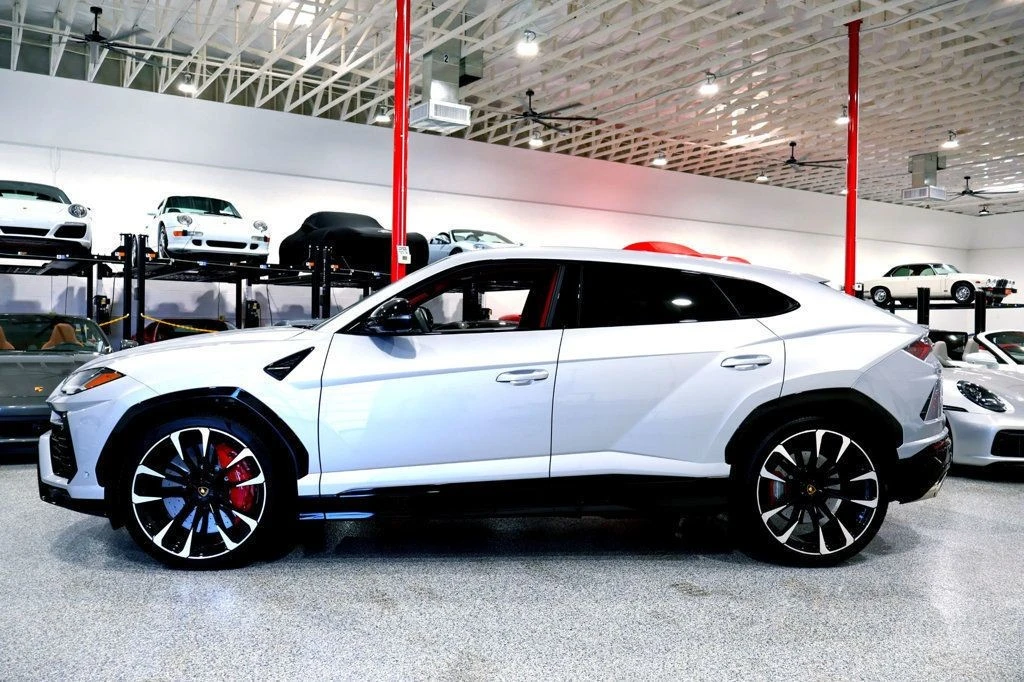 2022 Lamborghini - Image 2 of 12