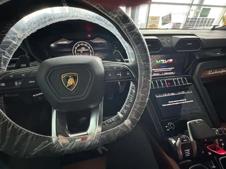 2022 Lamborghini Urus - Image 8 of 10