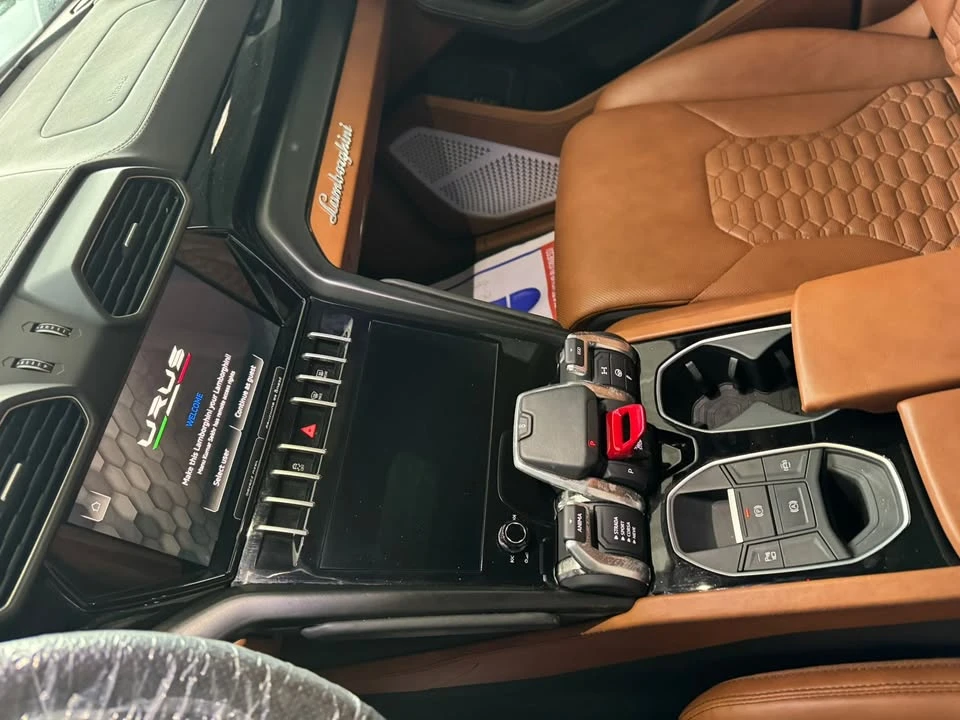 2022 Lamborghini Urus - Image 9 of 10