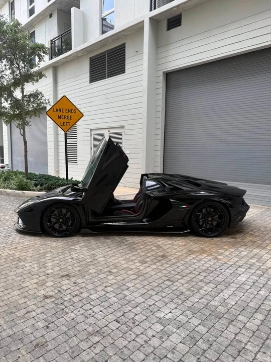 2022 Lamborghini - Image 7 of 19