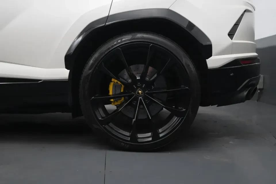 2022 Lamborghini Urus - Image 17 of 19