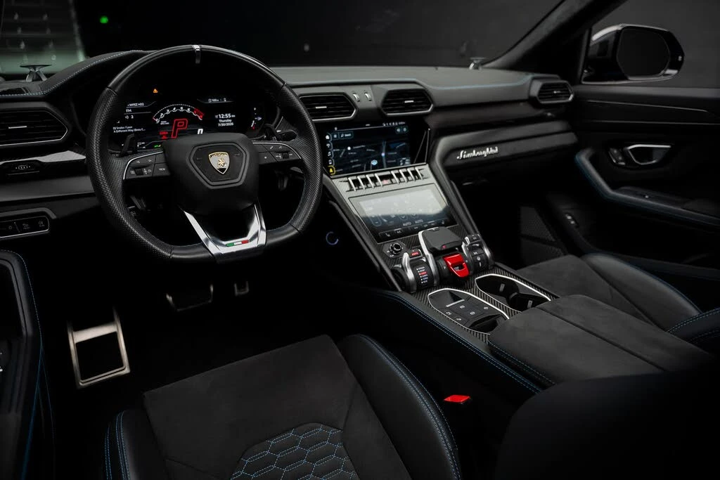 2022 Lamborghini Urus - Image 2 of 31