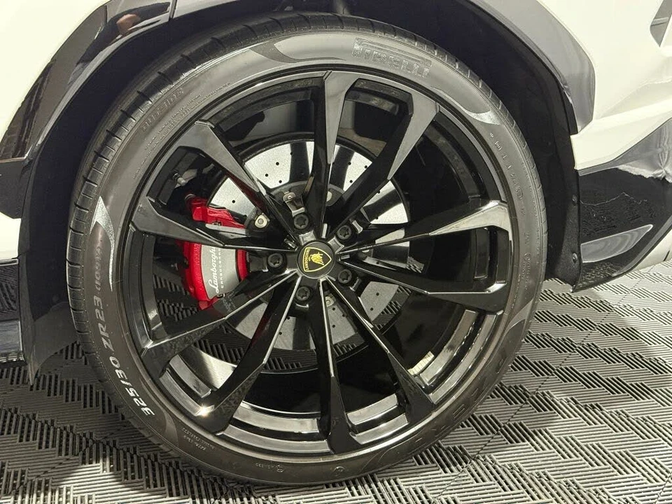 2022 Lamborghini Urus - Image 18 of 27