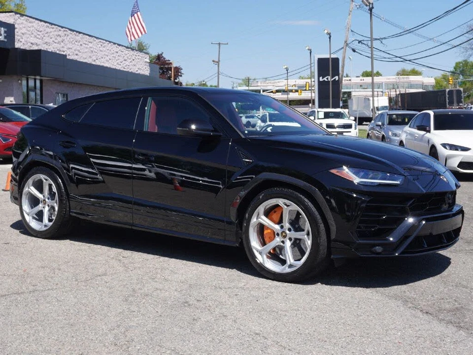 2022 Lamborghini Urus - Image 2 of 31