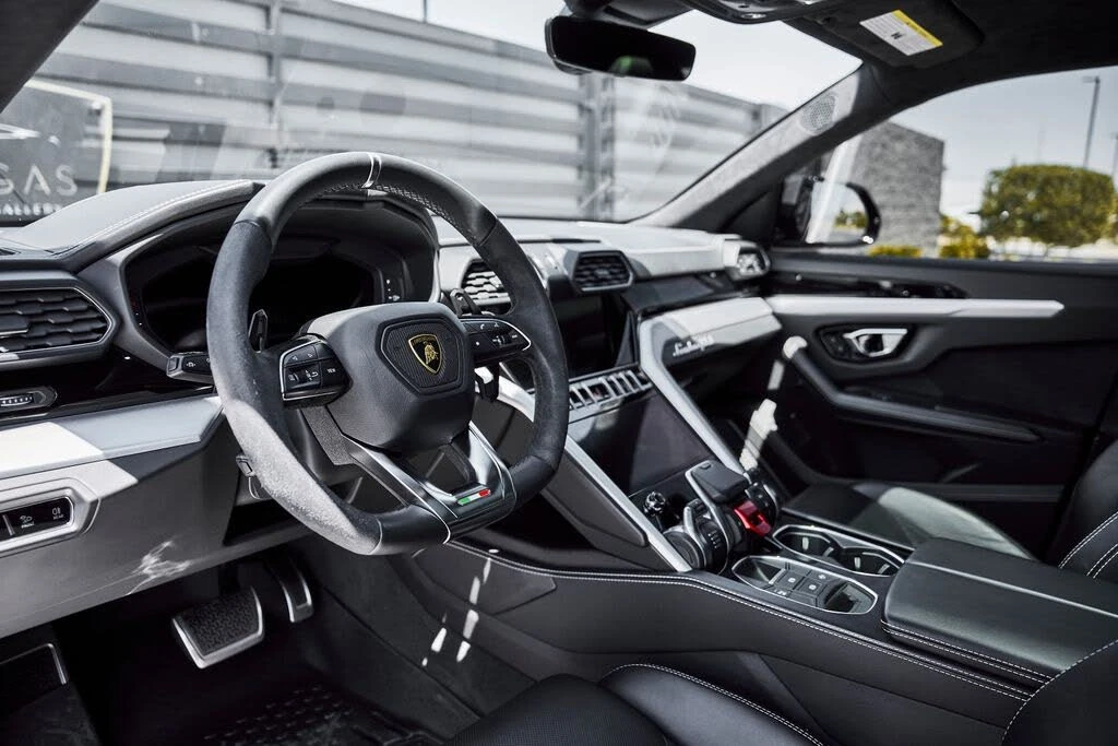 2022 Lamborghini Urus - Image 2 of 31