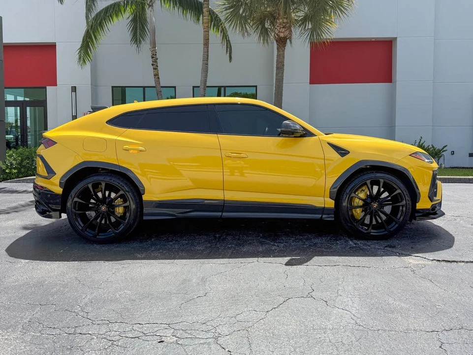 2022 Lamborghini Urus - Image 2 of 31