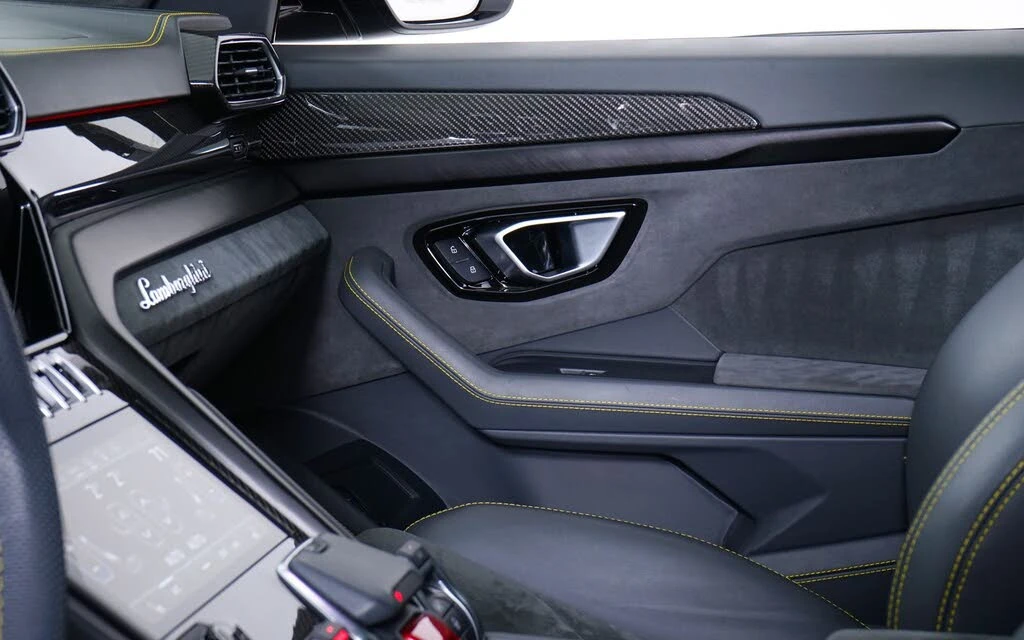 2022 Lamborghini Urus - Image 28 of 30