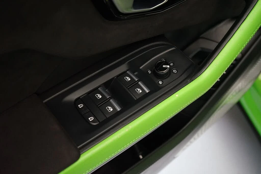 2022 Lamborghini Urus - Image 28 of 31