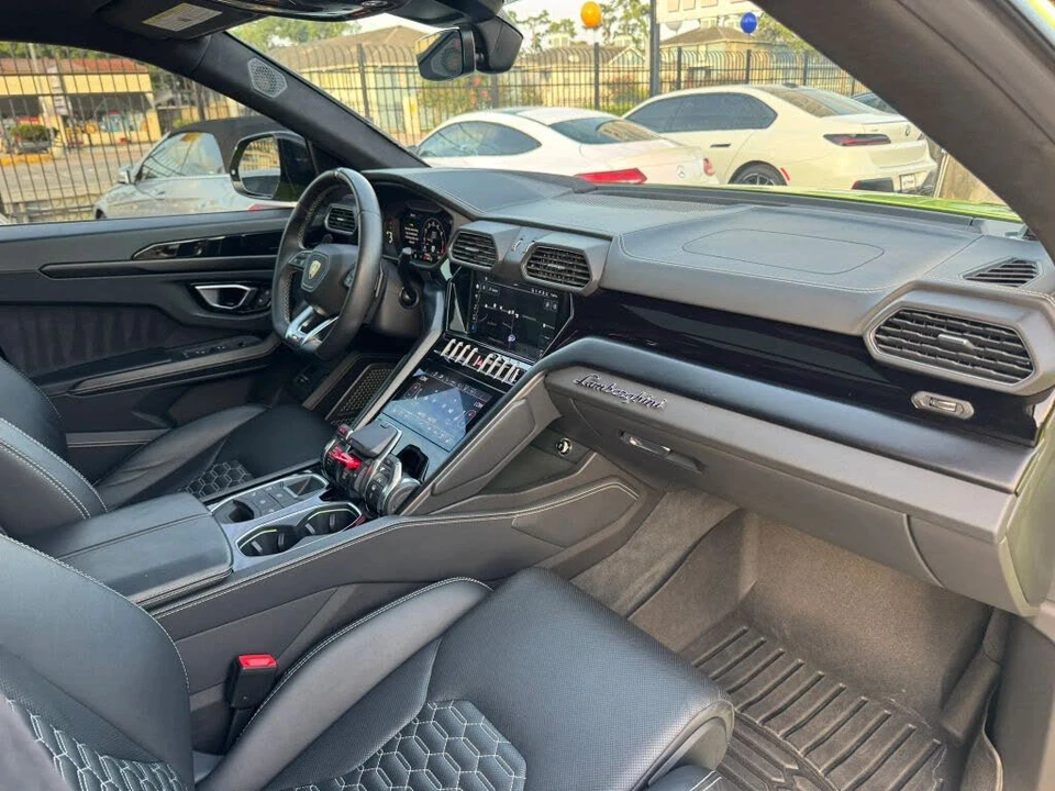 2022 Lamborghini Urus - Image 24 of 31