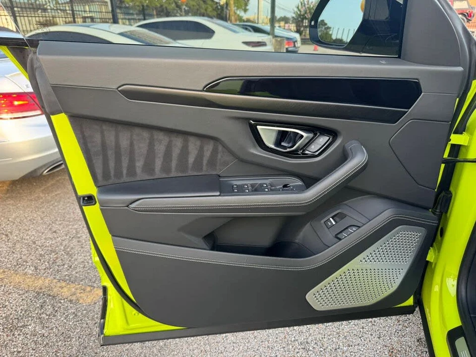 2022 Lamborghini Urus - Image 18 of 31