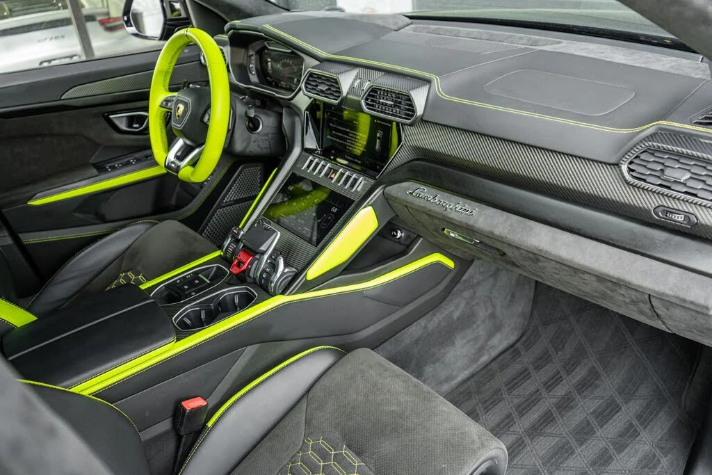 2022 Lamborghini Urus - Image 2 of 31
