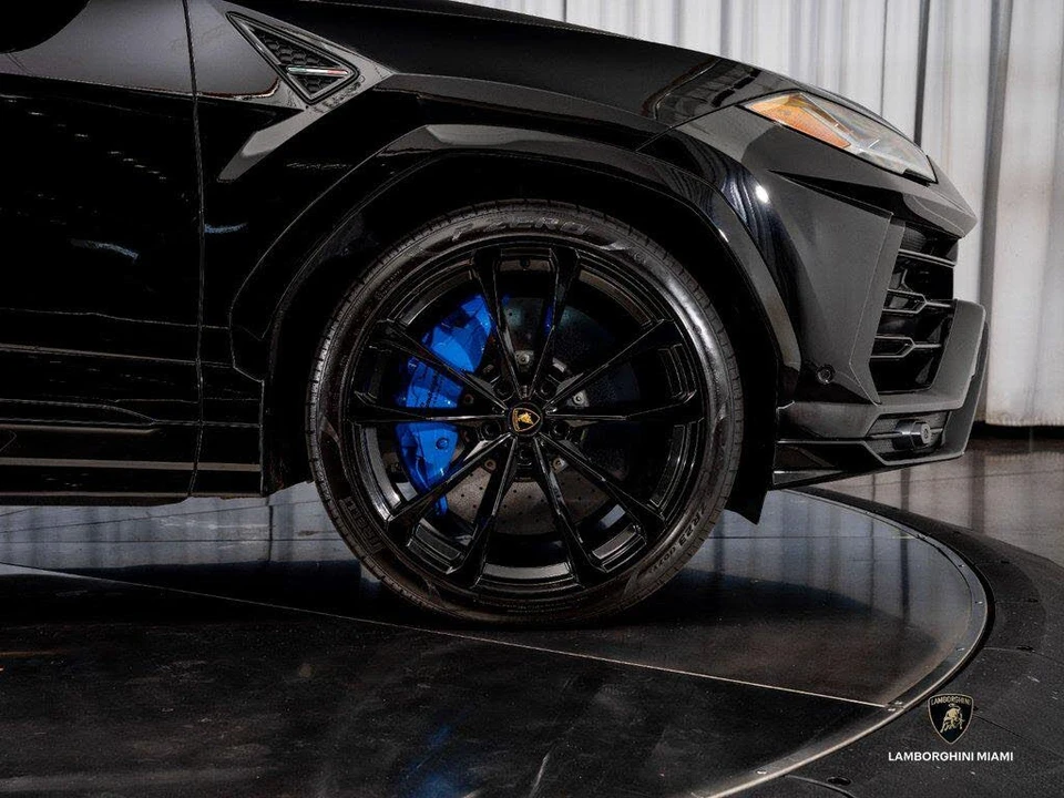2022 Lamborghini Urus - Image 17 of 31