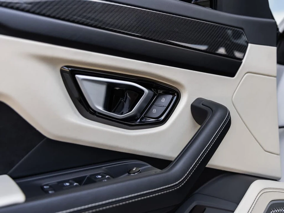 2022 Lamborghini Urus - Image 24 of 31