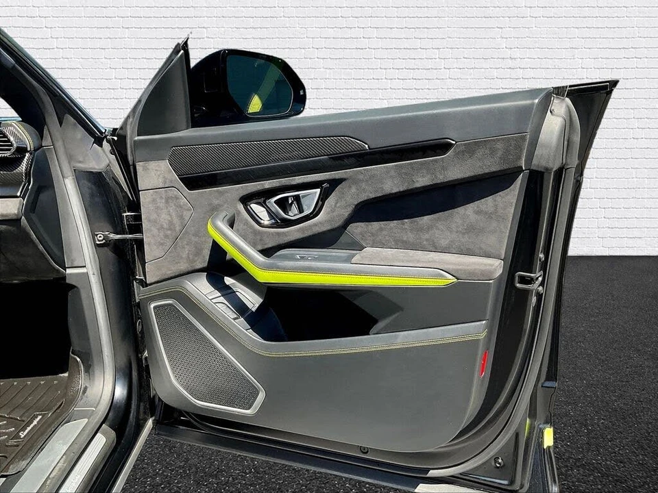 2022 Lamborghini Urus - Image 25 of 28