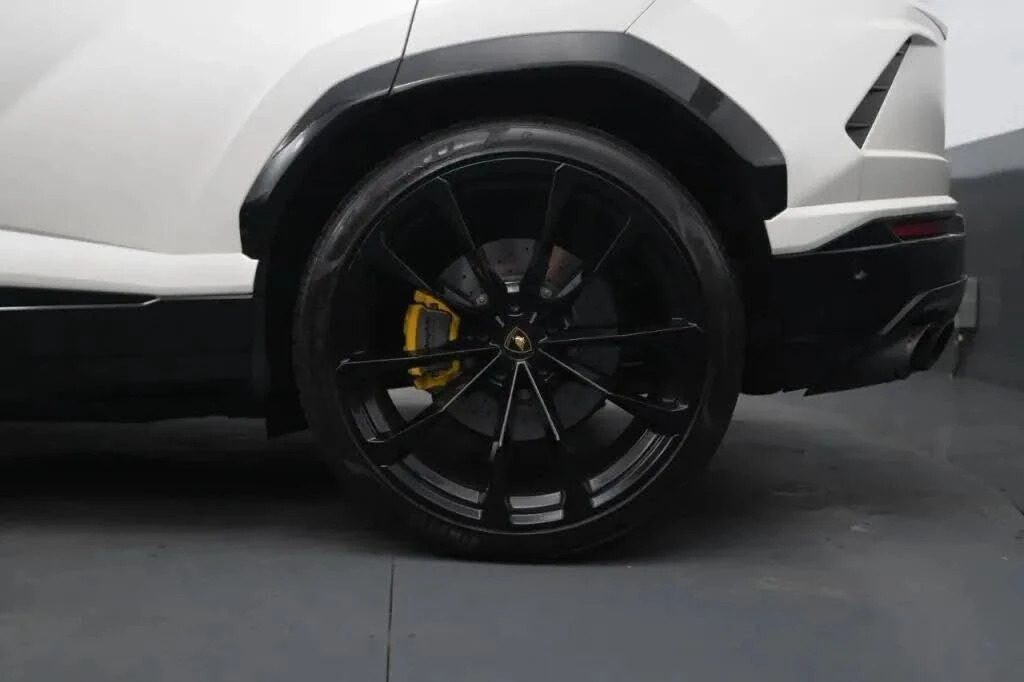 2022 Lamborghini Urus - Image 18 of 31
