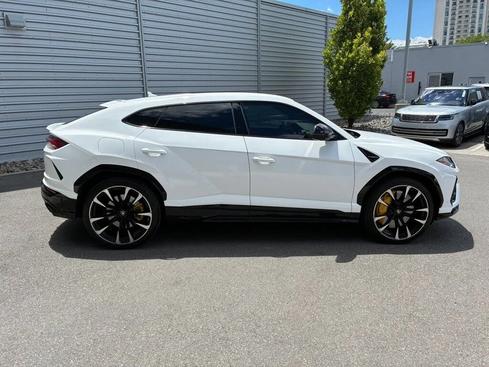 2022 Lamborghini Urus - Image 2 of 31