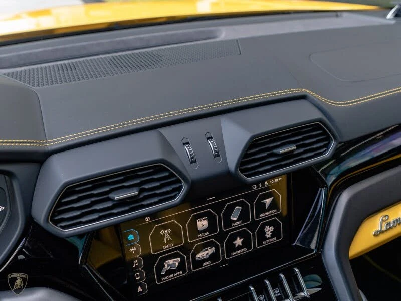 2022 Lamborghini Urus - Image 16 of 31