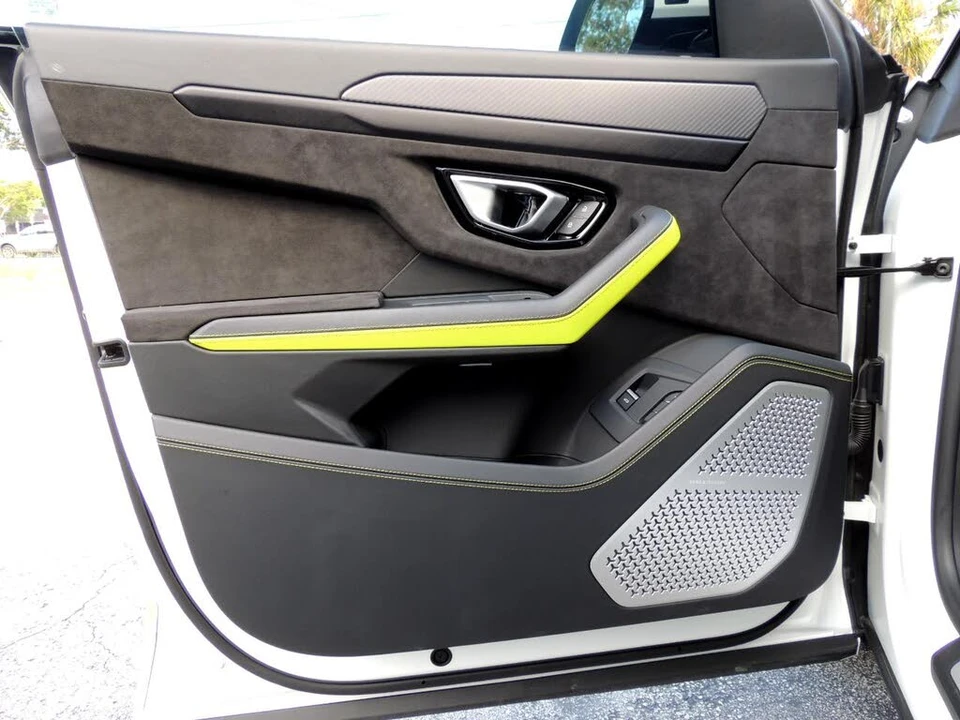 2022 Lamborghini Urus - Image 22 of 31