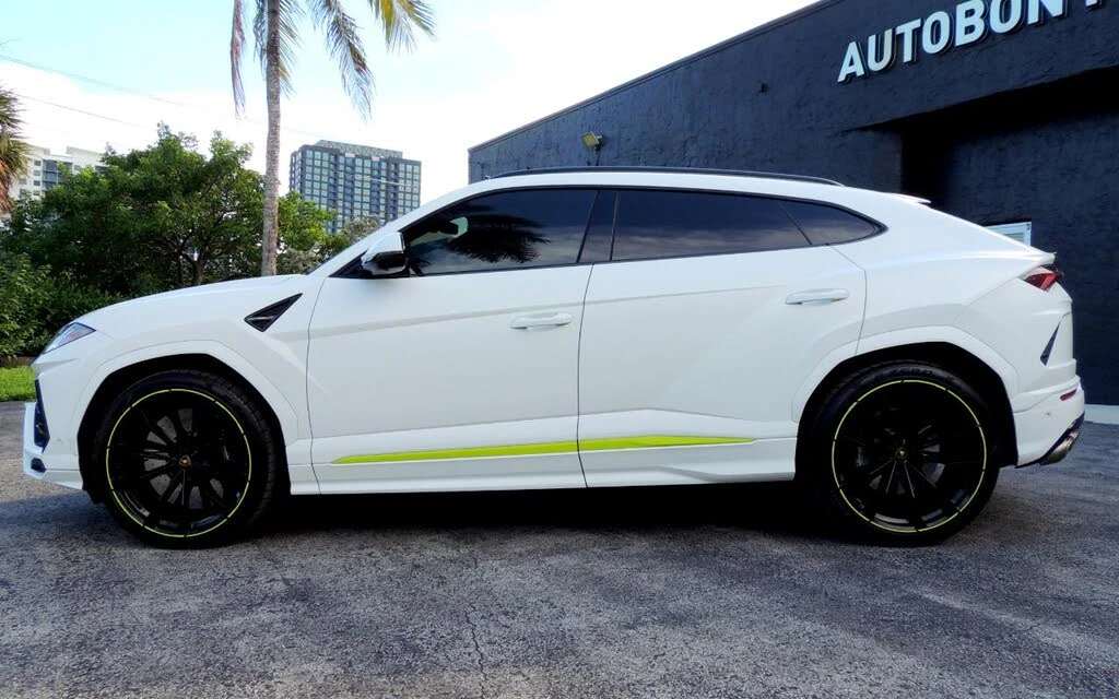 2022 Lamborghini Urus - Image 2 of 31