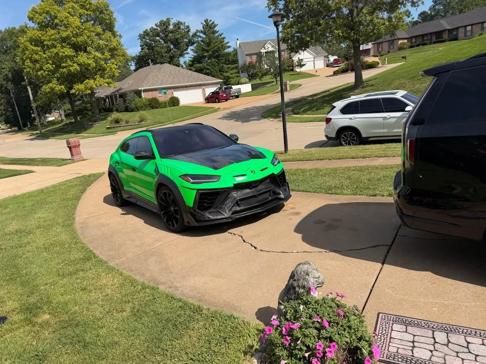 2022 Lamborghini Urus - Image 2 of 2