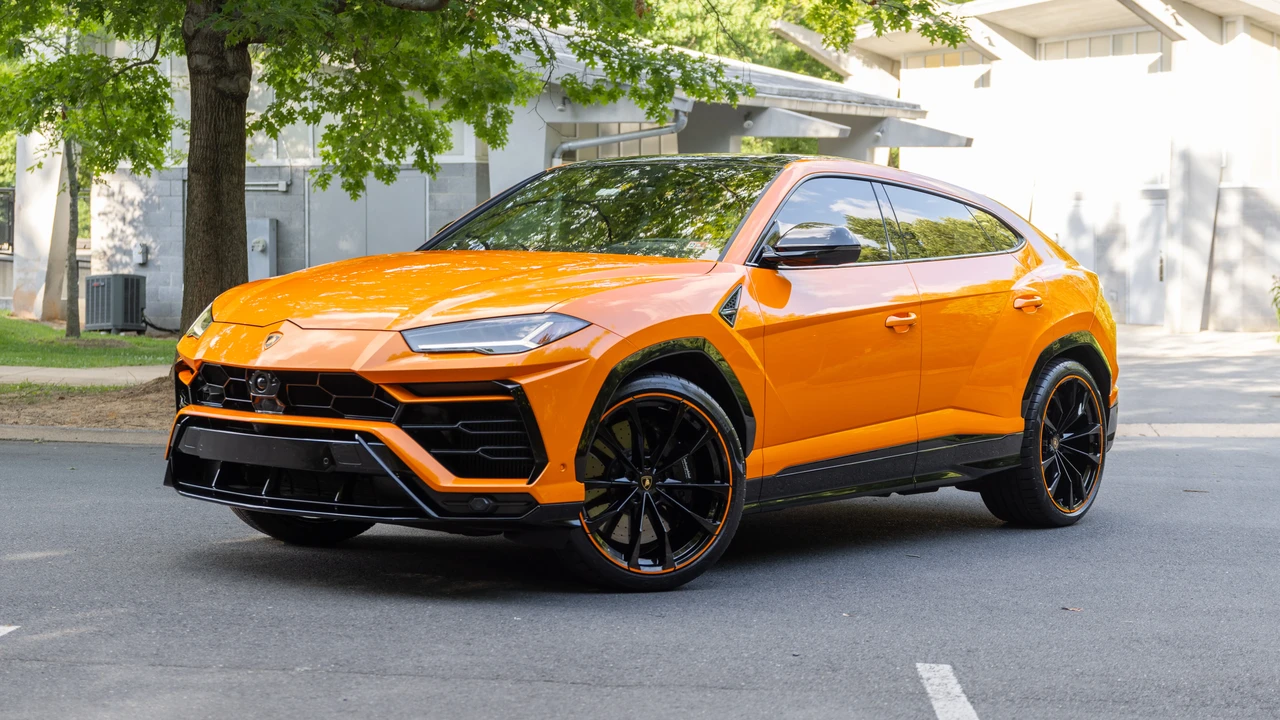2022 Lamborghini Urus - Image 2 of 31