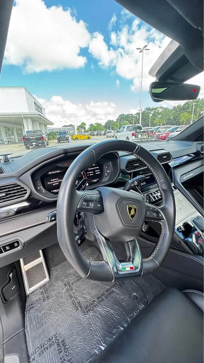2022 Lamborghini Urus - Image 16 of 18
