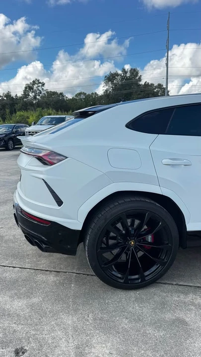 2022 Lamborghini Urus - Image 10 of 18