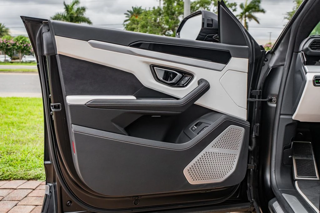 2022 Lamborghini Urus - Image 17 of 31